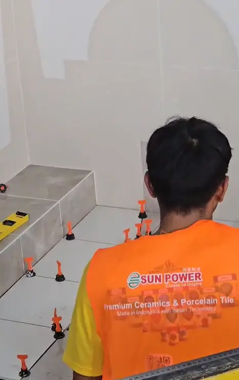 Peserta lomba sedang memasang tiles Sun Power Ceramics