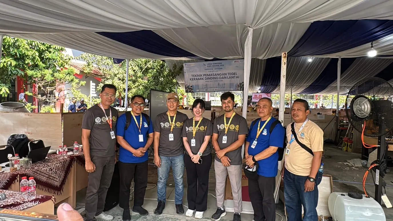 Foto bersama para juri LKSN 2026 pada bidang Wall and Floor Tiling