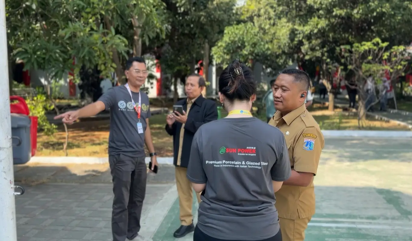Pak Diding Wahyudin sedang mengobrol dengan perwakilan dari Sun Power Ceramics Bu Vidya Damayanti
